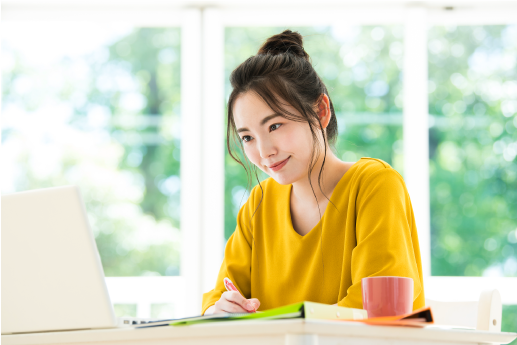 パソコンで仕事をする女性