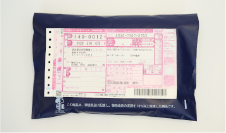 返送用伝票を返送用袋に貼りつける