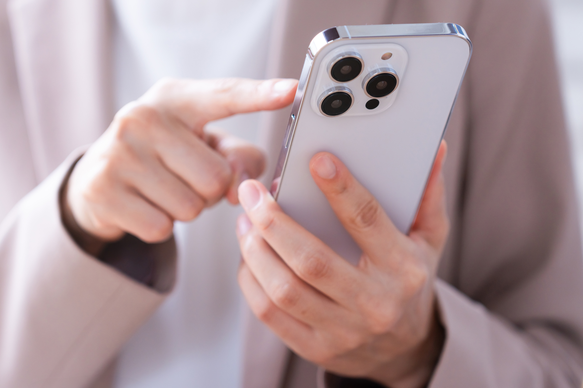 スマホの通信制限はなぜかかる？理由と対処方法・回避のポイントを解説